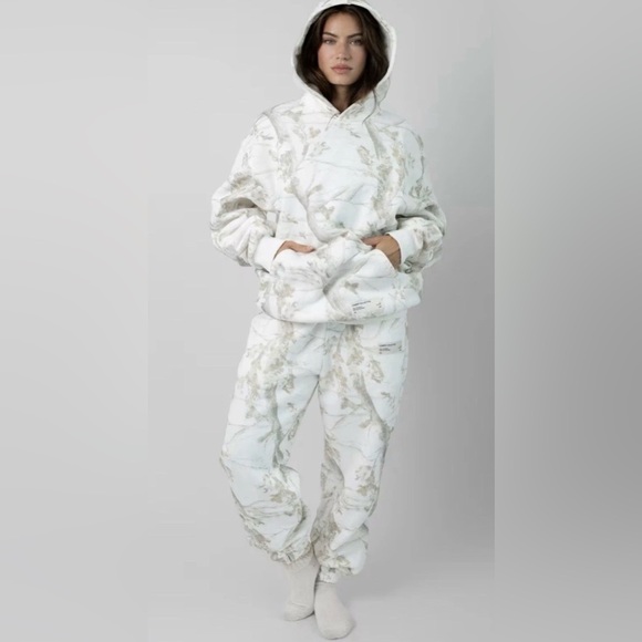 Comfrt Tops - Comfrt White Oak Camo Sweatpants Set size M & L